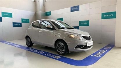 Usado Lancia Ypsilon 69 CV (50 kW) 2016 Gris Utilitario