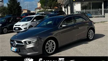 Grigio Usata 2019 Mercedes A180 Tre volumi | 19.900 € (Buon prezzo)
