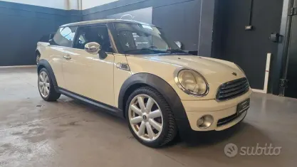 Usata Mini Cooper 120 CV (88 kW) 2010 Beige Utilitaria