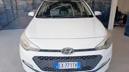 Usata Hyundai i20 Comfort 75 CV (55 kW) 2015 Bianco Berlina
