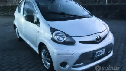 Usata Toyota Aygo 68 CV (50 kW) 2011 Grigio Utilitaria