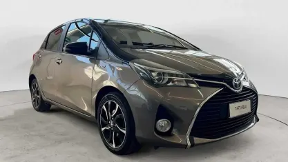 Usata Toyota Yaris Style 101 CV (74 kW) 2016 Grigio Utilitaria