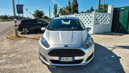 Usata Ford Fiesta 75 CV (55 kW) 2015 Grigio Utilitaria