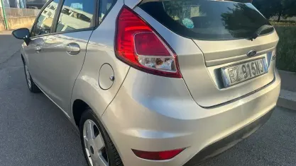 Usata Ford Fiesta 95 CV (69 kW) 2015 Grigio Utilitaria