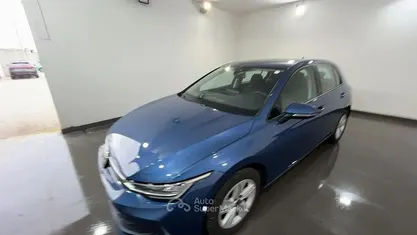 Usata VW Golf VIII Life 116 CV (85 kW) 2025 Blu Berlina
