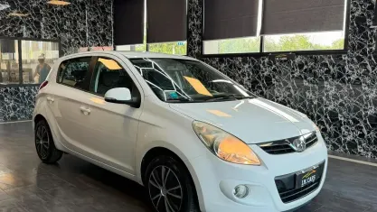 Usata Hyundai i20 Comfort 75 CV (55 kW) 2011 Bianco Utilitaria