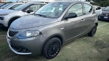 Usata Lancia Ypsilon Gold 69 CV (50 kW) 2022 Grigio Utilitaria
