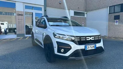 Bianco ghiaccio Usata 2024 Dacia Sandero Extreme Tre volumi | 17.500 € (Buon prezzo)