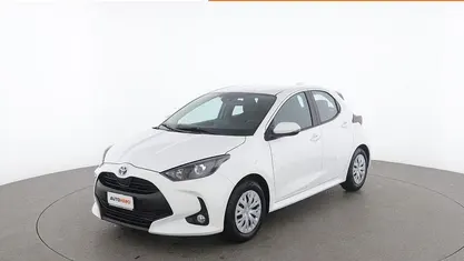 Begagnad Toyota Yaris Hybrid Active 92 HK (67 kW) 2023 Vit Sedan