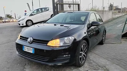 Nero Usata 2015 VW Golf VII Trendline Tre volumi | 8900 € (Buon prezzo)