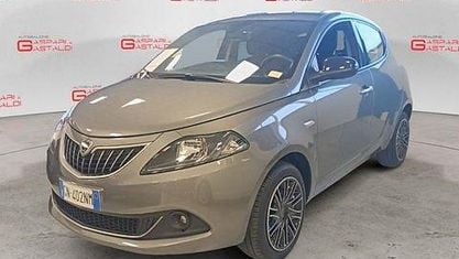 Käytetty Lancia Ypsilon Gold 70 HP (51 kW) 2023 Harmaa Viistoperä