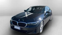 Schwarz pastello Usata 2022 BMW 518 Tre volumi | 33.000 € (Buon prezzo)