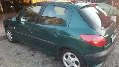 Usata Peugeot 206 60 CV (44 kW) 2000 Verde Berlina