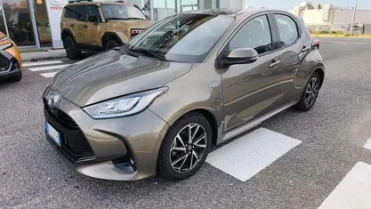 Grigio scuro Usata 2021 Toyota Yaris Hybrid Trend Tre volumi | 16.500 € (Buon prezzo)