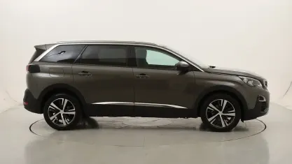 Usata Peugeot 5008 Allure 131 CV (96 kW) 2020 Verde scuroverde scuro SUV