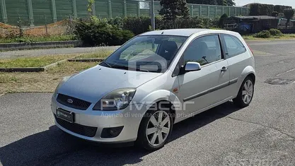 Begagnad Ford Fiesta Ghia 68 HK (50 kW) 2006 Grå Halvkombi