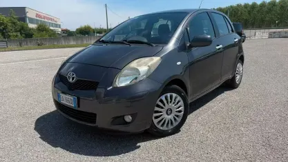 Usata Toyota Yaris Sol 101 CV (74 kW) 2010 Grigio Utilitaria