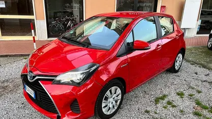 Usata Toyota Yaris Hybrid 101 CV (74 kW) 2016 Rosso Berlina