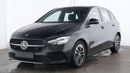 Nero / black Usata 2024 Mercedes B180 Advanced Monovolume | 29.900 € (Buon prezzo)