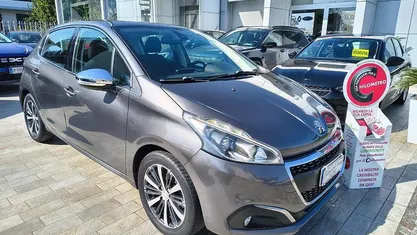 Usata Peugeot 208 Allure 82 CV (60 kW) 2018 Grigio Utilitaria