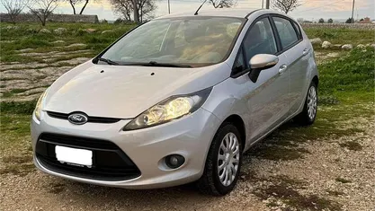 Argento Usata 2010 Ford Fiesta Tre volumi | 4700 € (Buon prezzo)
