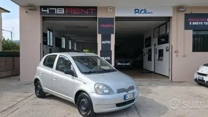 Usata Toyota Yaris Sol 68 CV (50 kW) 2000 Grigio Berlina