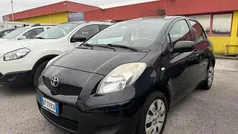 Nero Usata 2010 Toyota Yaris Tre volumi | 4900 € (Buon prezzo)