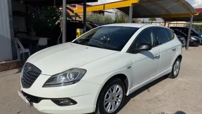 Usata Lancia Delta 120 CV (88 kW) 2014 Bianco Utilitaria