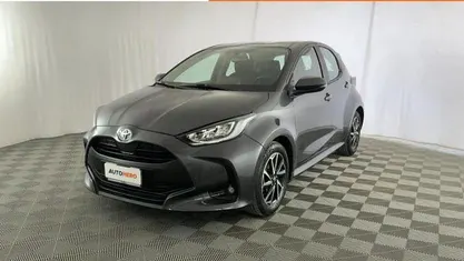 Grigio Usata 2022 Toyota Yaris Trend Tre volumi | 16.699 € (Buon prezzo)
