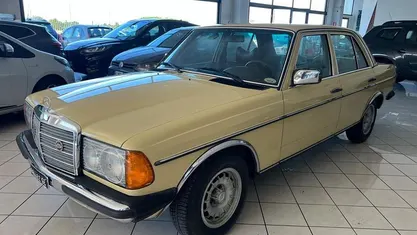 Usata Mercedes 200 60 CV (44 kW) 1980 Berlina