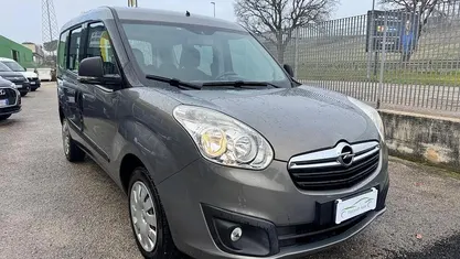 Usata Opel Combo 120 CV (88 kW) 2013 Monovolume