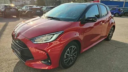 Begagnad Toyota Yaris Hybrid Style 116 HK (85 kW) 2022 Röd Halvkombi