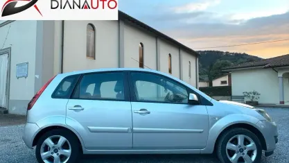 Usata Ford Fiesta 68 CV (50 kW) 2007 Argento Utilitaria