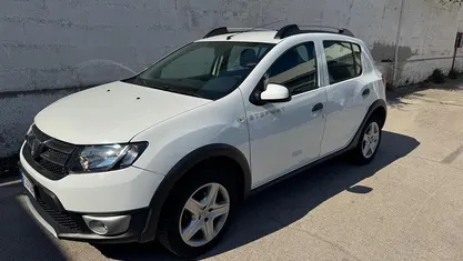 Bianco Usata 2016 Dacia Sandero Lauréate Due volumi | 6990 € (Buon prezzo)