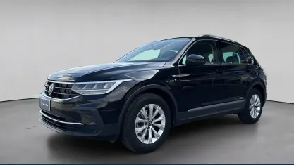 Usata VW Tiguan Life 131 CV (96 kW) 2023 Nero / pastello SUV