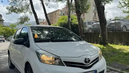 Usata Toyota Yaris Lounge 69 CV (50 kW) 2013 Bianco Utilitaria