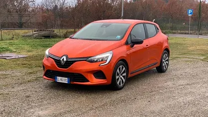 Arancione Usata 2023 Renault Clio V Equilibre Tre volumi | 14.500 € (Buon prezzo)