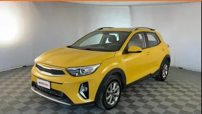 Usado Kia Stonic Urban 84 CV (61 kW) 2022 Amarillo SUV