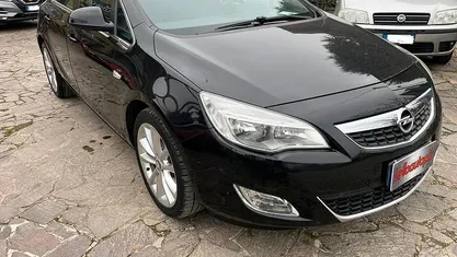 Usata Opel Astra Cosmo 140 CV (102 kW) 2010 Nero Berlina