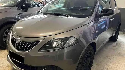 Usata Lancia Ypsilon Silver 69 CV (50 kW) 2022 Grigio Utilitaria