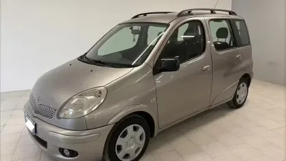 Usata Toyota Yaris Verso Sol 84 CV (61 kW) 2004 Grigio Monovolume