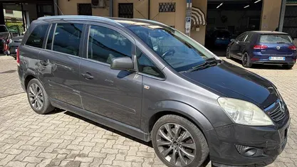 Usata Opel Zafira Edition 150 CV (110 kW) 2011 Gray Monovolume
