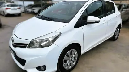 Usata Toyota Yaris Lounge 90 CV (66 kW) 2013 Bianco Utilitaria