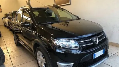 Nero Usata 2015 Dacia Sandero Stepway Tre volumi | 6500 € (Buon prezzo)
