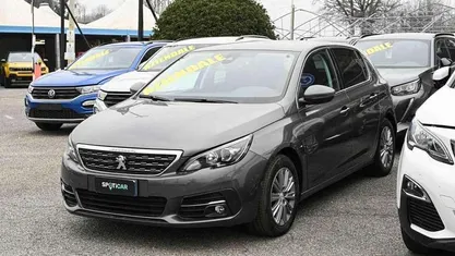 Grigio metallizzato Usata 2021 Peugeot 308 Allure Tre volumi | 15.900 € (Buon prezzo)