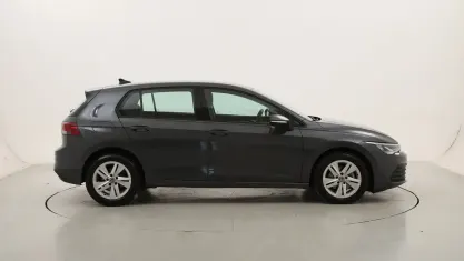 Usata VW Golf VIII Life 116 CV (85 kW) 2022 Grigiogrigio Berlina