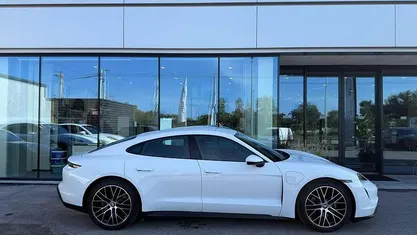 Bianco Usata 2024 Porsche Taycan Performance Package Tre volumi | 78.000 € (Ottimo prezzo)