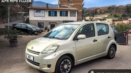 Usata Daihatsu Sirion 69 CV (50 kW) 2008 Oro Utilitaria