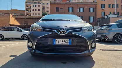 Usata Toyota Yaris Lounge 69 CV (50 kW) 2014 Grigio Utilitaria