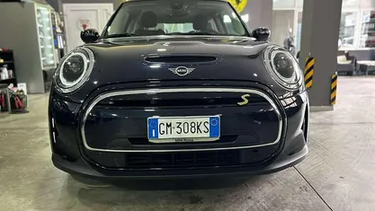 Usata Mini Cooper SE Essential 75 kW (102 CV) 2022 Blu/azzurro Utilitaria